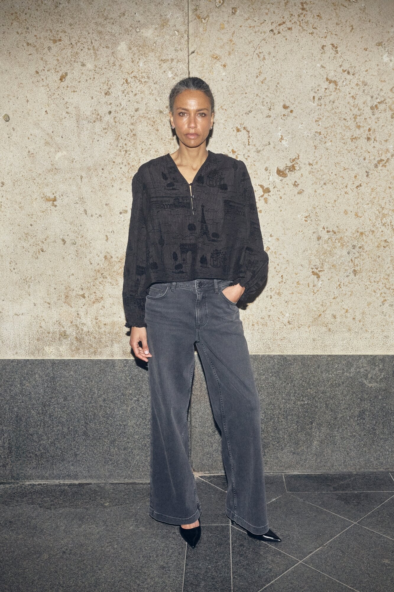 Tazzin Tale Light bluse - sort